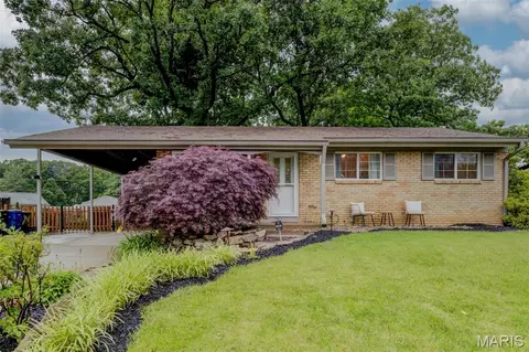2127 Gladiator Dr, Fenton, MO 63026