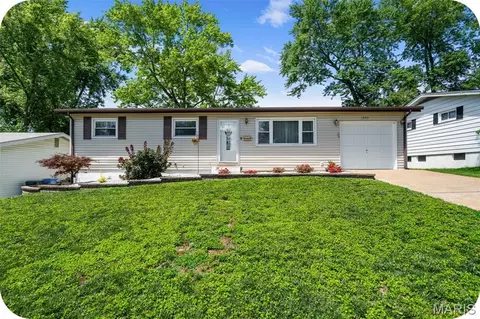 1255 Acredale Dr, Florissant, MO 63033