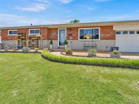 9806 Whitcomb Ln, Affton, MO 63123