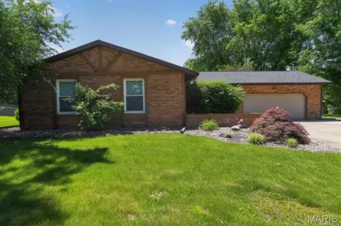 802 W Miller Dr, Staunton, IL 62088