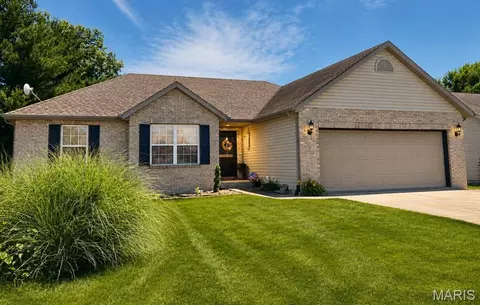 2 Meadowbrooke Dr, Troy, IL 62294