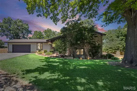 40 Orchard Hill Dr, Wood River, IL 62095