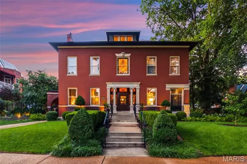 3117 Russell Blvd, Saint Louis, MO 63104