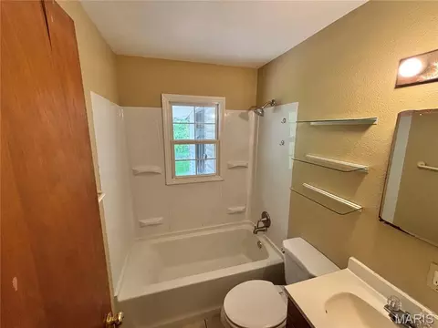 Bath - 1246 Darr Dr, Saint Louis, MO 63137 photo 1 of 3
