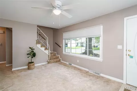 Living - 333 State St, Washington, MO 63090 photo 2 of 8
