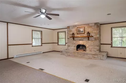 Living - 333 State St, Washington, MO 63090 photo 7 of 8