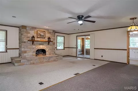 Living - 333 State St, Washington, MO 63090 photo 6 of 8