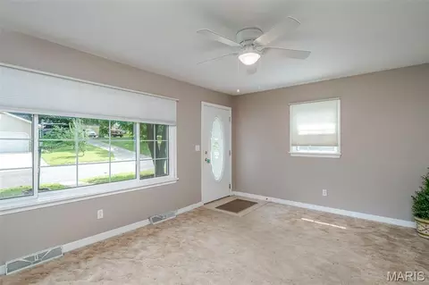 Living - 333 State St, Washington, MO 63090 photo 3 of 8