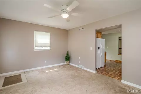 Living - 333 State St, Washington, MO 63090 photo 4 of 8