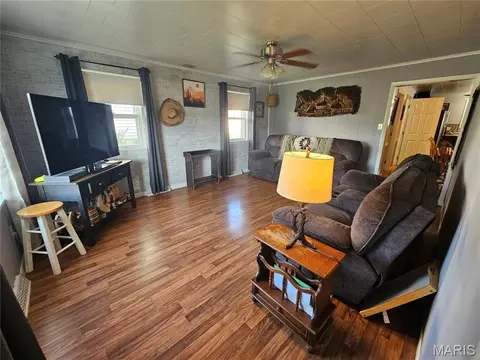Living - 305 E Pine St, Percy, IL 62272 photo 2 of 2