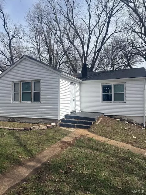 10112 Lord Dr, Saint Louis, MO 63136