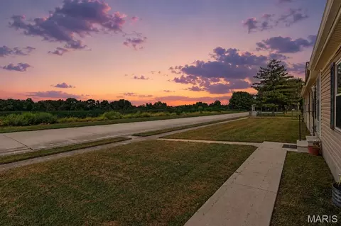 832 Lila Ct, New Baden, IL 62265