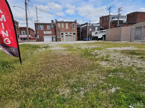 120 W Water St, Hillsboro, IL 62049