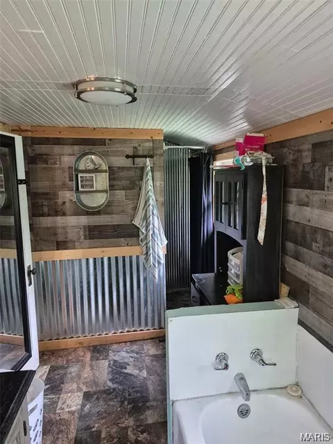 Bath - 111 S College St, Arcadia, MO 63621 photo 2 of 3
