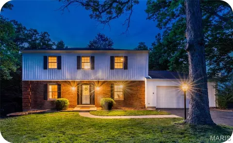 1481 Royal Springs Dr, Saint Louis, MO 63122