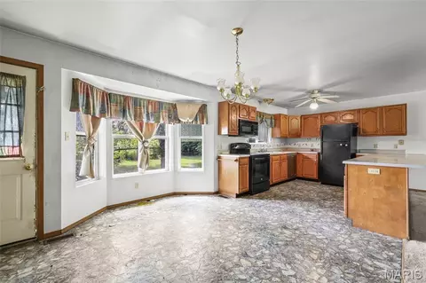 Kitchen - 10058 Vineland Rd, Blackwell, MO 63626 photo 2 of 3