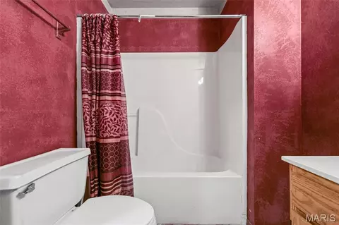 Bath - 10058 Vineland Rd, Blackwell, MO 63626 photo 1 of 3