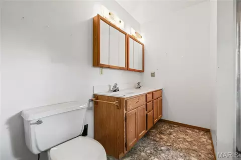 Bath - 10058 Vineland Rd, Blackwell, MO 63626 photo 2 of 3