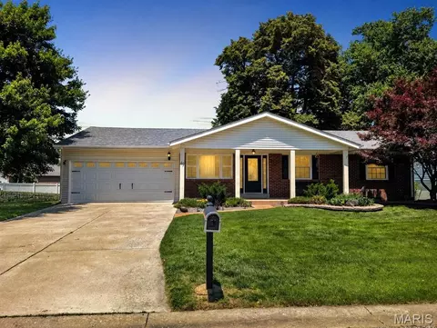 49 Saint Lawrence Dr, Saint Peters, MO 63376