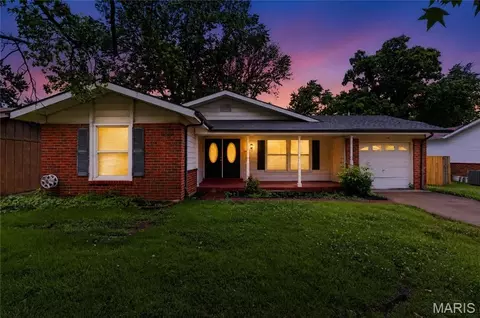 2827 Westminster Dr, Florissant, MO 63033