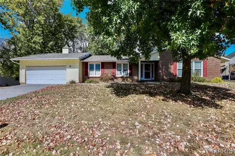 104 Lake Point Dr, Saint Peters, MO 63376