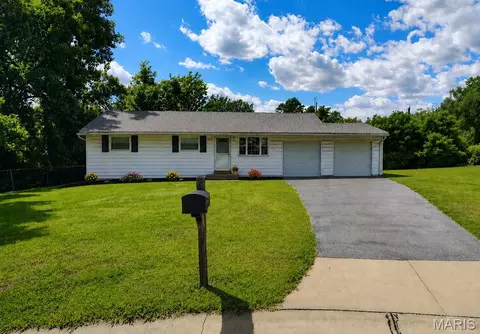 111 Churchill Ct, Maryland Heights, MO 63043