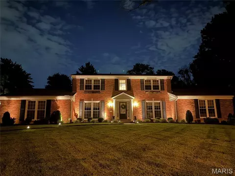 1100 Conwyck Ln, Frontenac, MO 63131