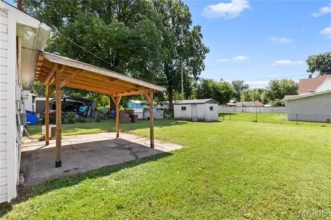 Exterior - 2404 Meadowlane Dr, Mitchell, IL 62040 photo 1 of 4
