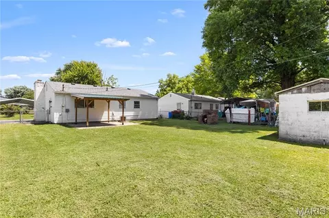 Exterior - 2404 Meadowlane Dr, Mitchell, IL 62040 photo 2 of 4