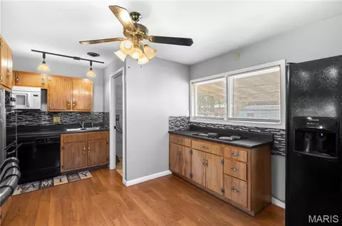 Kitchen - 2404 Meadowlane Dr, Mitchell, IL 62040 photo 4 of 5