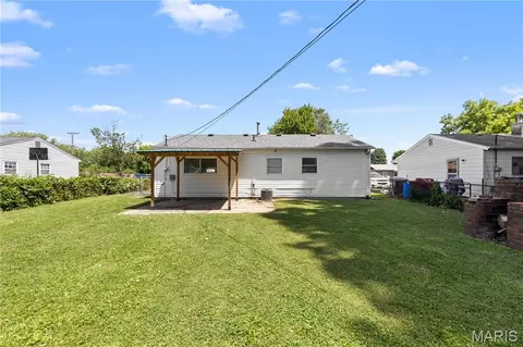 Exterior - 2404 Meadowlane Dr, Mitchell, IL 62040 photo 3 of 4