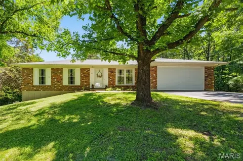 32 Country Ln, Festus, MO 63028
