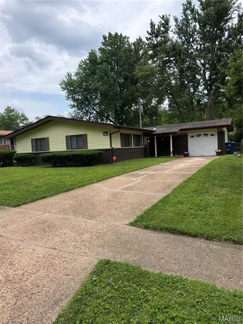 3160 Newgate Dr, Florissant, MO 63033