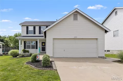 1955 Briarfield Dr, Lake Saint Louis, MO 63367