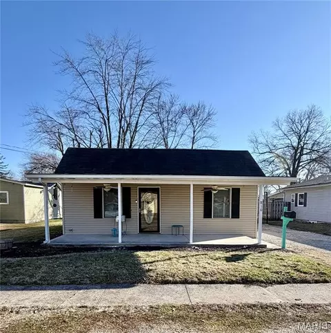 810 W Mill St, Staunton, IL 62088