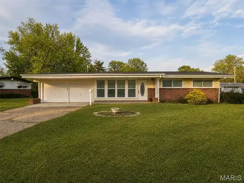10700 Hallstead Dr, Saint Louis, MO 63136