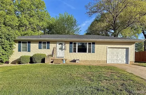 2109 Easy St, Highland, IL 62249