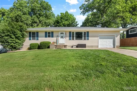 2109 Easy St, Highland, IL 62249