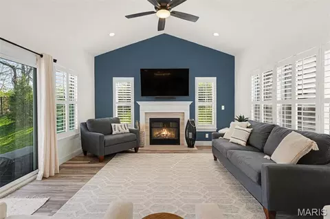 Living - 1074 Bloomfield Dr, Eureka, MO 63025 photo 5 of 6
