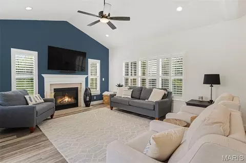 Living - 1074 Bloomfield Dr, Eureka, MO 63025 photo 4 of 6