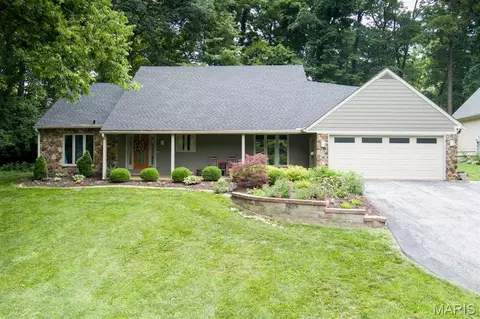 18 Powder Creek Dr, Belleville, IL 62223