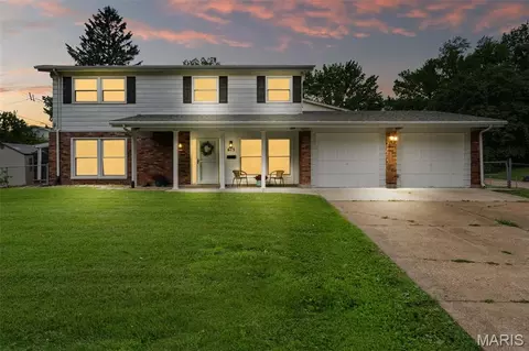 615 Creststone Dr, Florissant, MO 63033