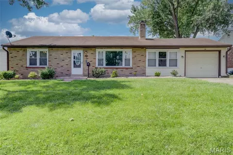 7 Santa Cruz Dr, Florissant, MO 63031