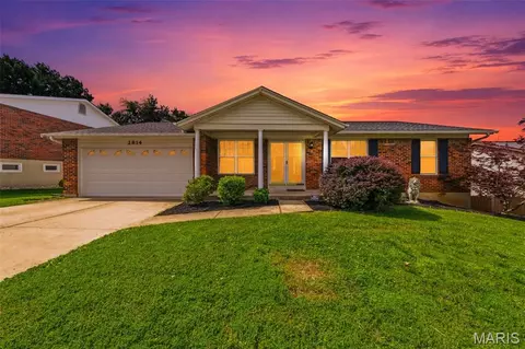 2814 Windford Dr, Oakville, MO 63129