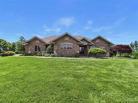 1751 Elizabeth Rd, Staunton, IL 62088