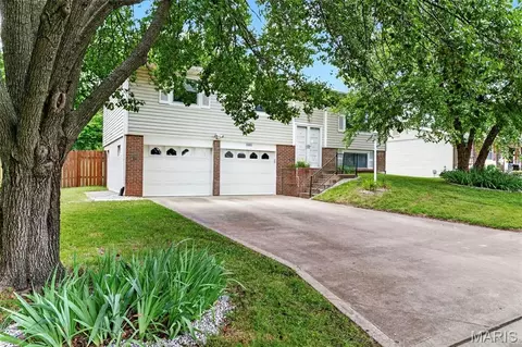 1001 Drexel Dr, Saint Charles, MO 63303