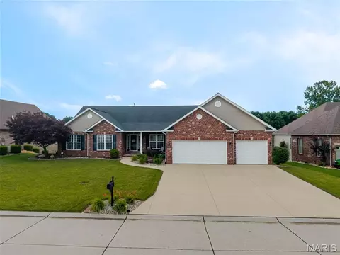 136 Stonebridge Crossing Dr, Maryville, IL 62062