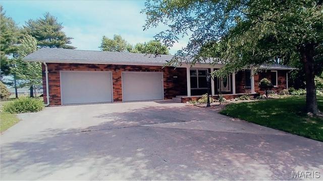 803 W Miller Dr, Staunton, IL 62088