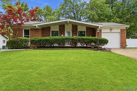 776 Coach Light Ln, Hazelwood, MO 63042