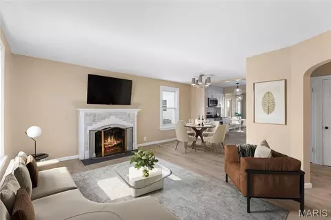 8257 Watson Rd, Saint Louis, MO 63119
